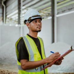 Van logo tot teamgevoel: de kracht van uniforme werkkleding in de bouw